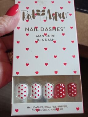 Red Aspen Heart-Pattern Press-On Nails — Red & White Heather l9ves red hots